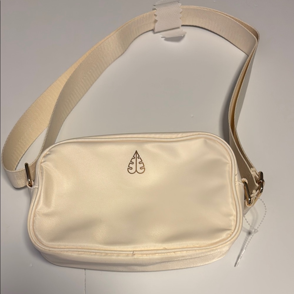 BIOSSANCEโฆCREAM COLORED CROSSBODYโฆADJUSTABLE STRAP
EXCELLENT CONDITION LOOKS NEW